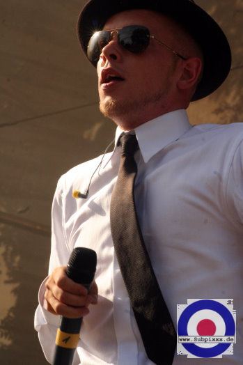 Jan Delay (D) with Disko No. 1 - 21. Summer Jam Festival - Fuehlinger See, Koeln - Green Stage 15. Juli 2006 (2).jpg